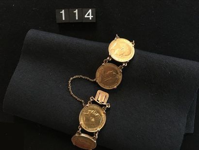 Bracelet en or avec huit demis Souverains....