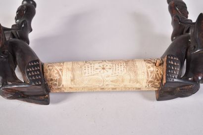 Perminaken en bois sculpté, le corps cylindrique...