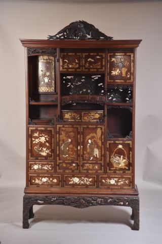 Grand cabinet en bois présentant cinq niveaux...