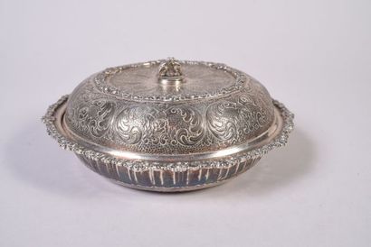 Légumier couvert en argent à décor en repoussé...