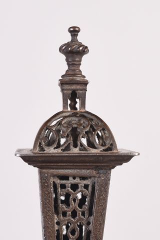 Rare clef de maîtrise à lanterne en fer forgé...