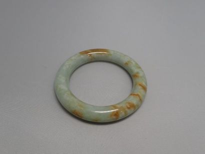 Bracelet jonc en jadéite légèrement céladonnée,...
