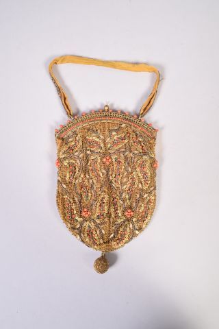Sac en tissu rebrodé de perles de corail,...