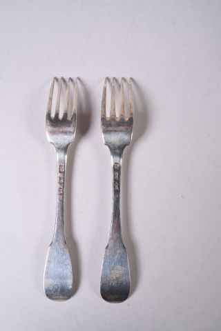 Suite de deux fourchettes en argent, modèle...
