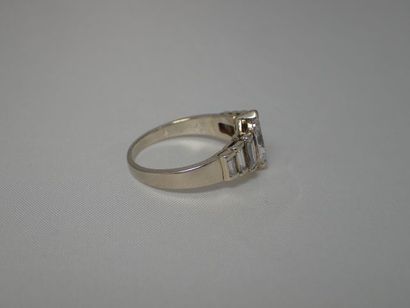 Bague joaillerie en or gris (750 millièmes)...