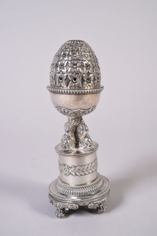 Pique-fleurs en argent de forme ovoïde reposant...