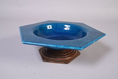 Paul MILET (1870-1950). Coupe en faïence...