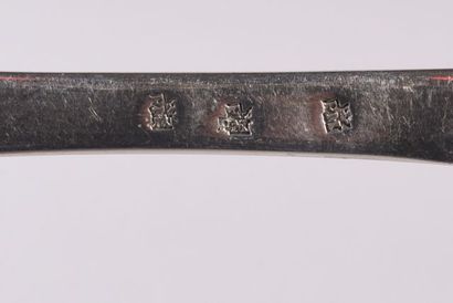 Une fourchette en argent XVIIIe, modèle uniplat.

Maître...