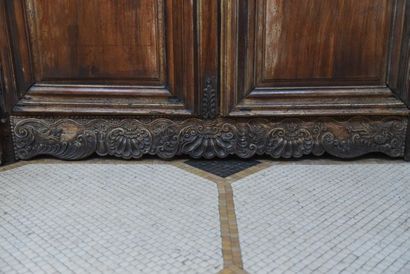 Imposante armoire en noyer sculpté et mouluré,...