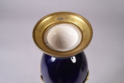 Grand vase en porcelaine bleu nuit dit bleu...