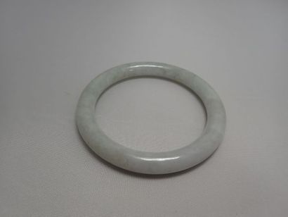 Bracelet jonc en jadéite légèrement mauve....