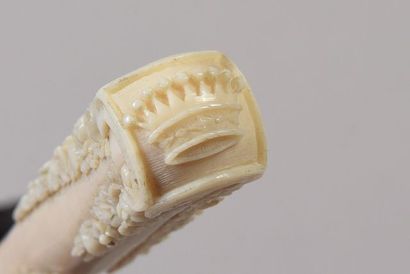 Ombrelle pliable à manche en ivoire sculpté...