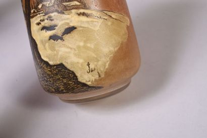JEM. Vase en verre à fond orangé à décor...