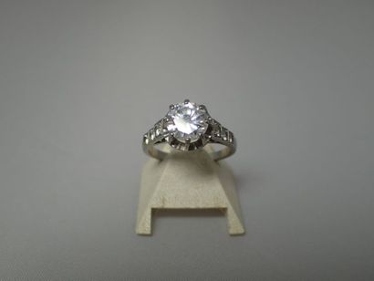Bague en platine sertie d'un diamant de taille...