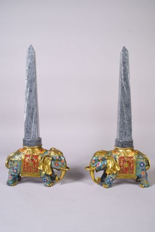Paire d'éléphants en bronze cloisonné supportant...