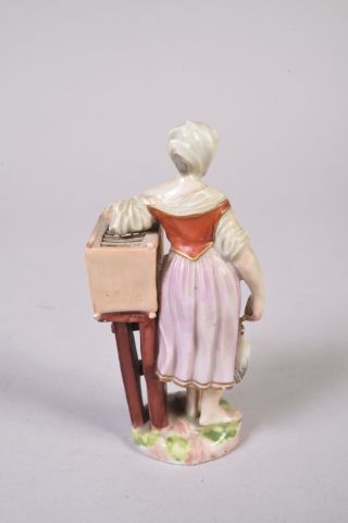 La marchande d'oiseaux.

Sujet en porcelaine...