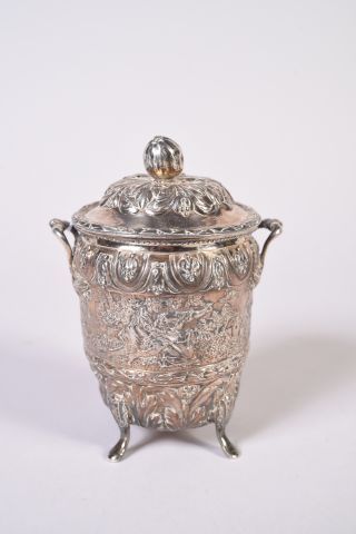Coupe couverte en argent à décor en repoussé...