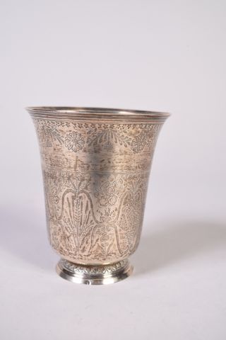 Timbale en argent sur piédouche de forme...