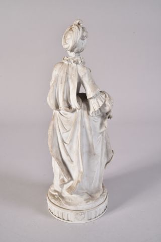 Sujet en biscuit figurant une jeune femme...