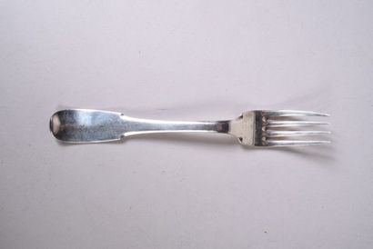 Une fourchette en argent, modèle uniplat,...