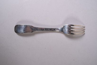 Une fourchette en argent, modèle uniplat,...