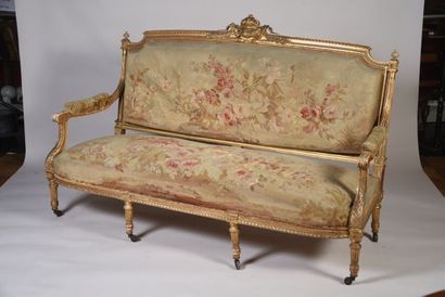 Mobilier de salon en bois doré et sculpté,...