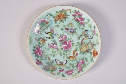 Assiette en porcelaine, à décor en émaux...