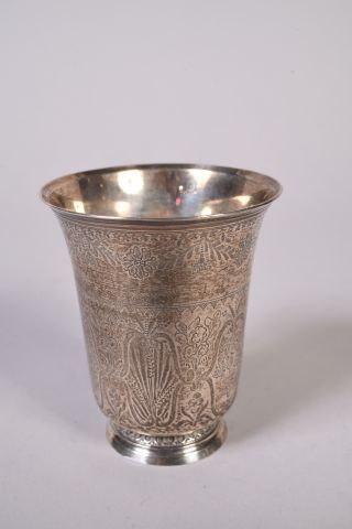 Timbale en argent sur piédouche de forme...