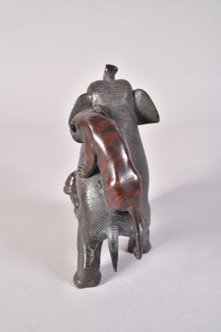 Groupe en bronze représentant un éléphant...