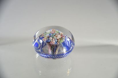 Baccarat. Presse-papiers à motif de bouquet...