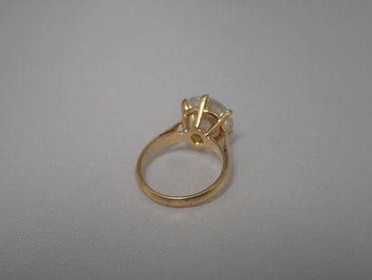 Bague solitaire en or jaune (750 millièmes)...