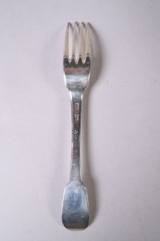 Une fourchette en argent, modèle uniplat,...