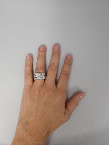 Lot de trois bagues :

Une bague en or gris...