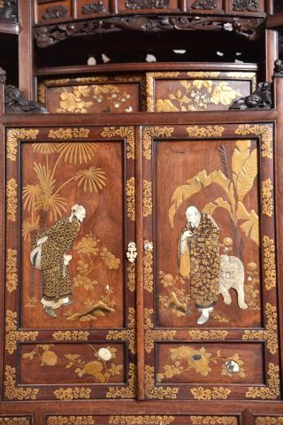 Grand cabinet en bois présentant cinq niveaux...