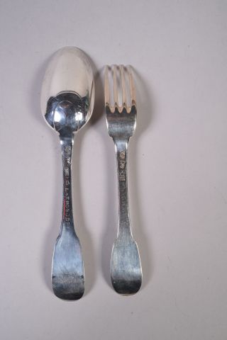 Un couvert de table en argent, modèle uniplat,...