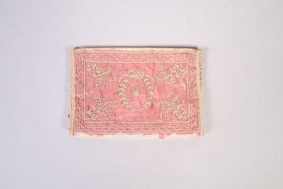 Pochette à deux volets à rabats garnie de...