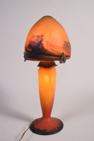 LE VERRE FRANCAIS. Lampe en verre marmoréen...