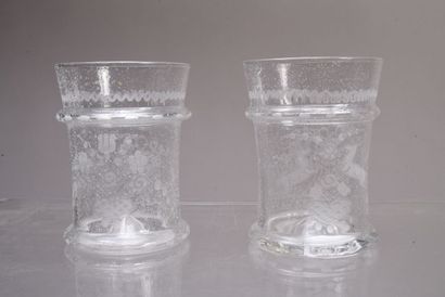 Lot composé de deux verres en verre bullé,...