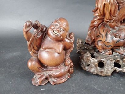Trois sujets en bois sculpté, représentant...
