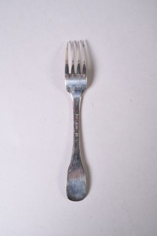 Une fourchette en argent, modèle uniplat,...