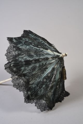 Ombrelle pliable à manche en ivoire sculpté...