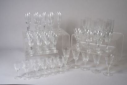 SAINT LOUIS. Service de verres en cristal,...