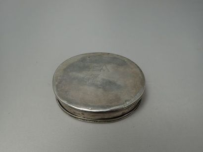 Boîte ovale en argent gravée des initiales...