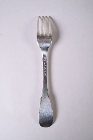 Une fourchette en argent, modèle uniplat,...