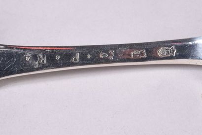 Une fourchette en argent, modèle uniplat,...