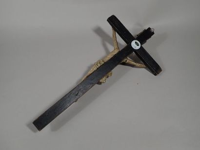 Christ de crucifixion en bois sculpté et...