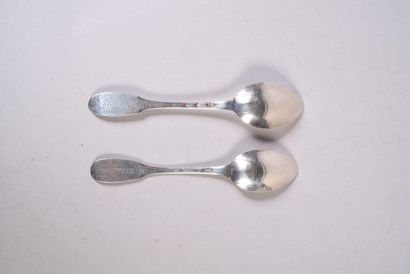 Suite de deux cuillères à café en argent,...