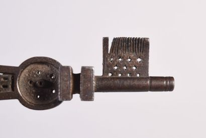 Rare clef de maîtrise à lanterne en fer forgé...