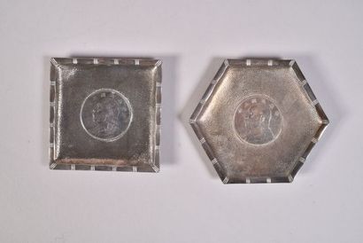 Deux petits cendriers en argent guilloché,...