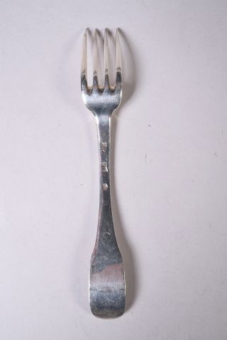 Une fourchette en argent, modèle uniplat,...